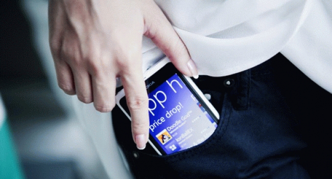 Чего может стоить ношение телефона в карманах брюк