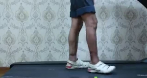 Мужчина заново учится ходить после того, как на производстве оторвало его ноги (фото)