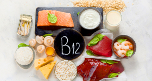 What are symptoms of vitamin B12 deficiency?