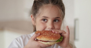 Как реально защитить детей от вредной еды?