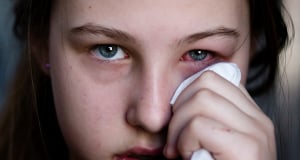 «Розовый глаз» — один из симптомов подварианта COVID