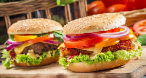 Почти 90% гамбургеров, стейков и продуктов растительного происхождения содержат канцерогенный микропластик