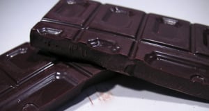 Ученые выяснили, как потребление темного шоколада влияет на пациентов с сердечно-сосудистыми заболеваниями