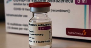 AstraZeneca впервые признала, что ее вакцина против COVID может вызывать тромбоз