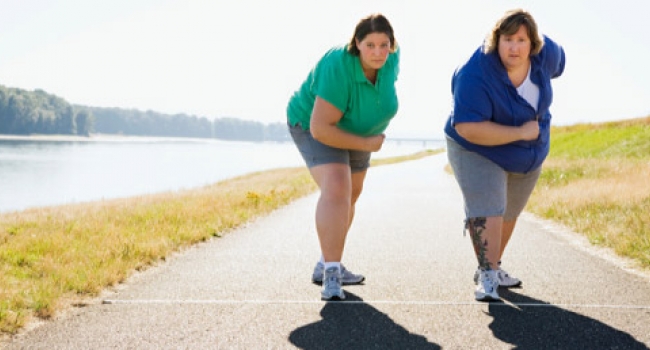 Спорт при сахарном диабете. Толстый человек на пробежке. Толстая девушка бежит. Жирный на пробежке. Ожирение спорт.