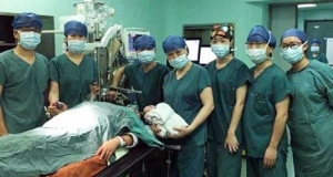 61-летняя китаянка родила здорового ребенка