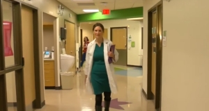 Победившая рак девушка вернулась в клинику через 20 лет в качестве врача