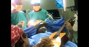 Музыкант сыграл на гитаре во время операции на головном мозге (видео, фото)