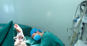 Хирург уснул за операционным столом, пришивая руку пациенту (фото)