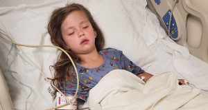 5-летняя девочка упала с зубной щеткой во рту, и та проткнула ей горло (фото)