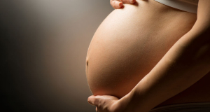Какие симптомы могут указывать на риск преждевременных родов?