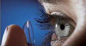 Who is contraindicated to wear contact lenses?