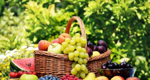Какие летние фрукты и ягоды могут навредить организму?