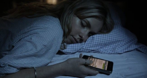 Названа смертельная опасность нахождения смартфона у головы во время сна