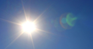 Даже простой взгляд на отражение солнца на экране телефона может нанести серьезный вред глазам - исследование