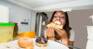 Поздний прием пищи влияет на риски возникновения ожирения