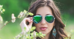 Wearing green glasses reduces anxiety associated with pain