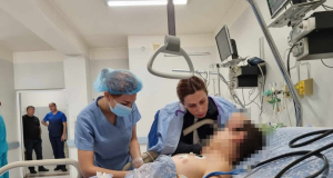 Министр здравоохранения Армении посетила в больнице перевезенного из Нагорного Карабаха 13-летнего мальчика