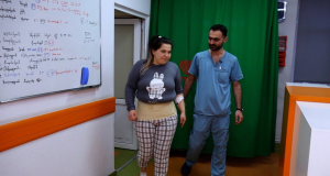 Երիտասարդ կինը ողնաշարի ճողվածքի վիրահատությունից անմիջապես հետո հանգիստ քայլում է (վիդեո)