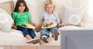 ECO: просмотр ТВ во время еды может стать причиной лишнего веса у детей