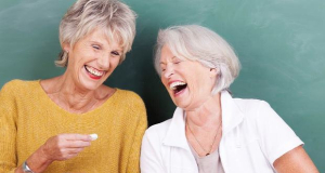 Творчество и юмор способствуют улучшению самочувствия пожилых людей с помощью схожих механизмов – исследование