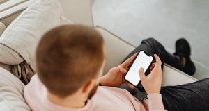 HuffPost: You can use your smartphone for 3 hours a day without harm to your mental health, expert says