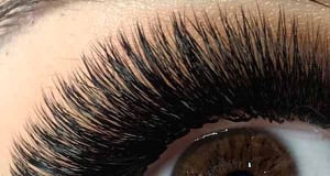 Ophthalmologist: частое наращивание ресниц приводит к появлению кожных клещей